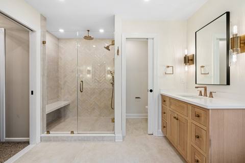 Oak-Crafted Luxury Bathroom — photo 10