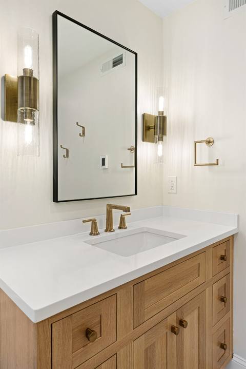 Oak-Crafted Luxury Bathroom — photo 3