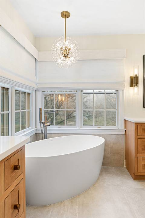 Oak-Crafted Luxury Bathroom — photo 2