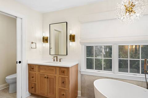 Oak-Crafted Luxury Bathroom — photo 6