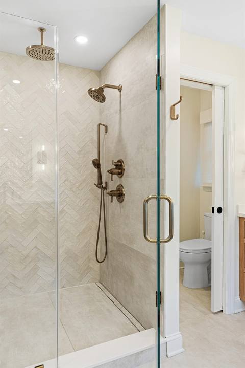 Oak-Crafted Luxury Bathroom — photo 14
