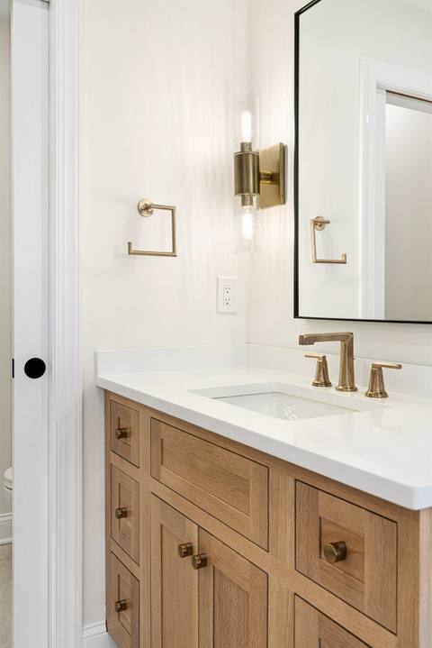 Oak-Crafted Luxury Bathroom — photo 11