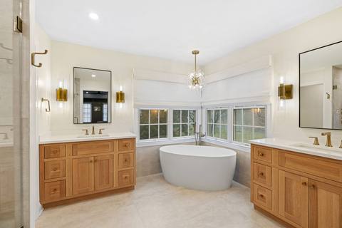 Oak-Crafted Luxury Bathroom — photo 9