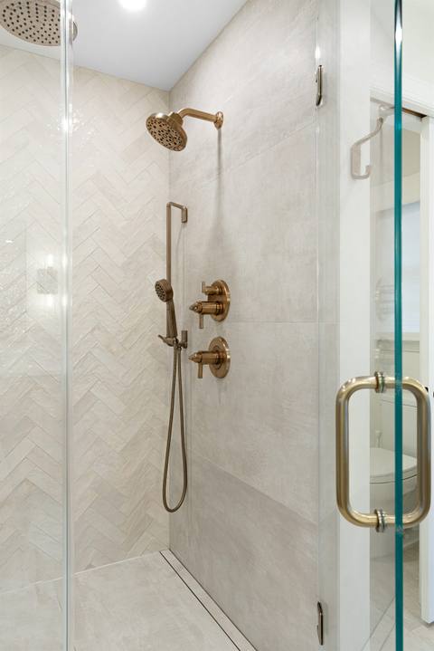 Oak-Crafted Luxury Bathroom — photo 12