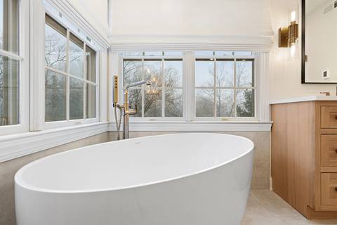 Oak-Crafted Luxury Bathroom — photo 13