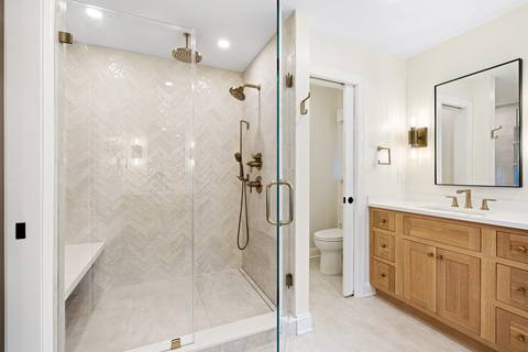 Oak-Crafted Luxury Bathroom — photo 15
