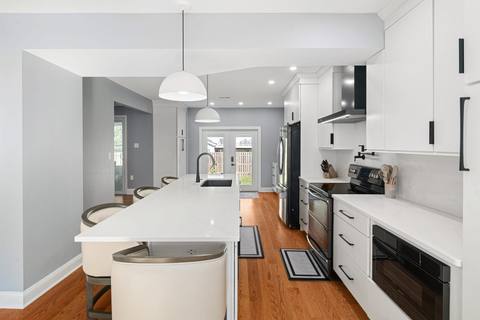 Modern Black + White Kitchen Design — photo 3