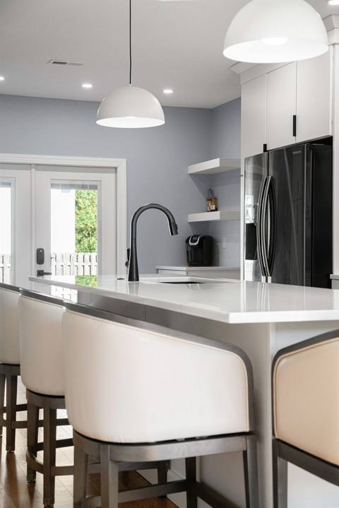 Modern Black + White Kitchen Design — photo 12