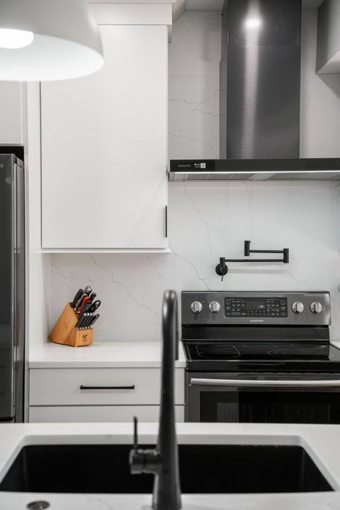 Modern Black + White Kitchen Design — photo 16