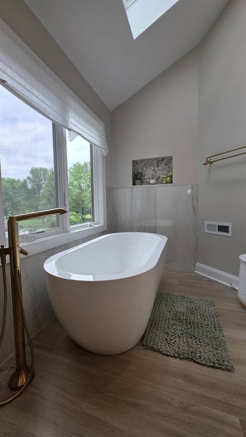 Bathroom Bathed in Natural Light — photo 7