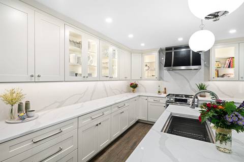 Two-Tone Cottage Kitchen — photo 3