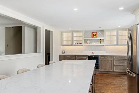 Refined Simple Modern Kitchen  — photo 12